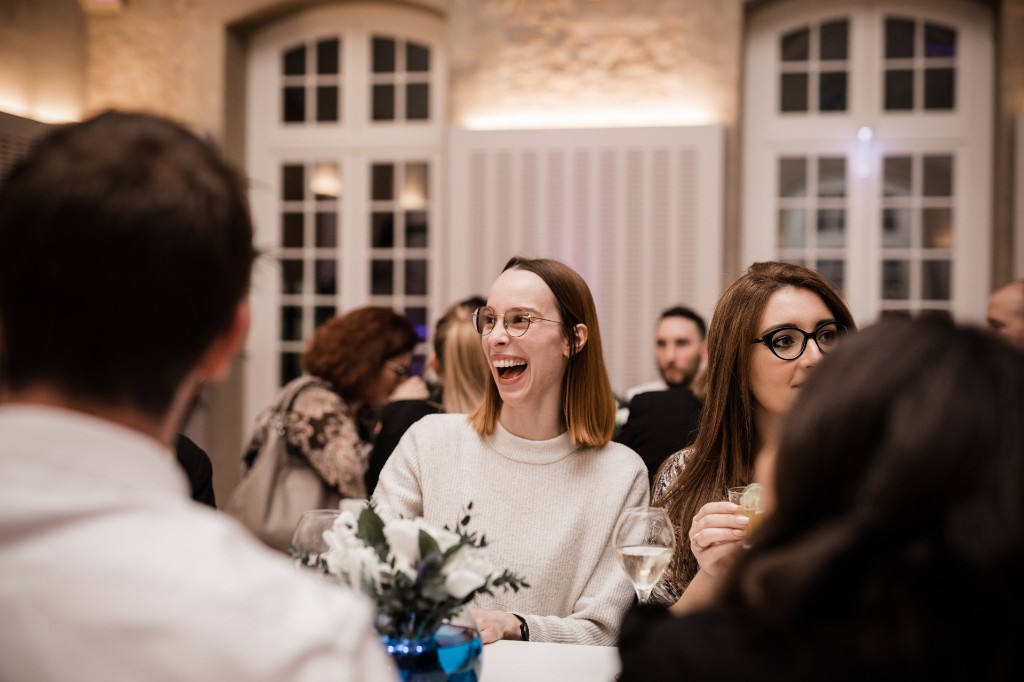 Invités souriant et échangeant pendant un Event Game