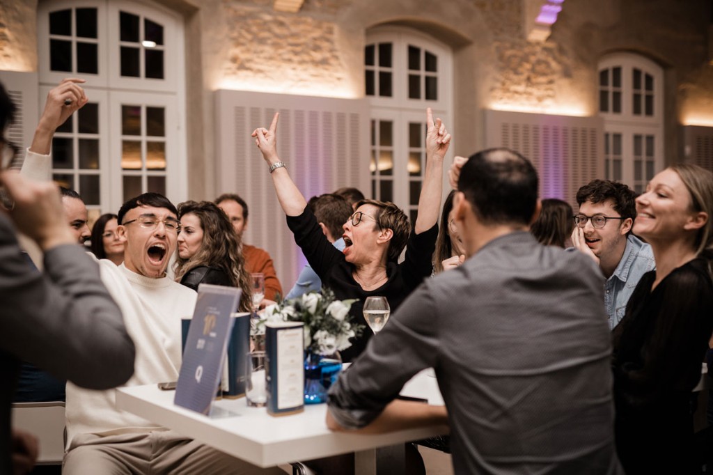 Tables d'un dîner d'entreprise célébrant un point pendant Table vs Table